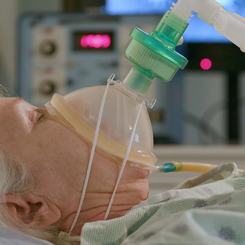 COVID-19患者使用医疗呼吸机进行呼吸支持。